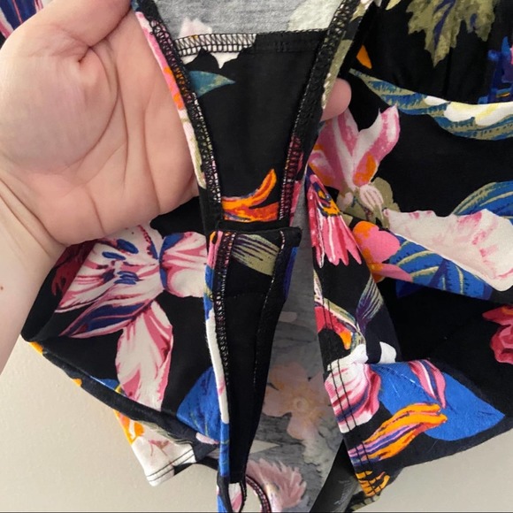 Guess Jenny Wild Floral Print V-Neck Bodysuit Size Small - Picture 8 of 13